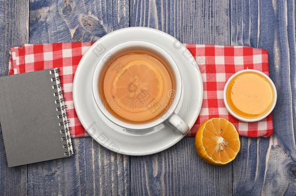 英语茶水时间观念.茶水杯子和蜂蜜和笔记簿