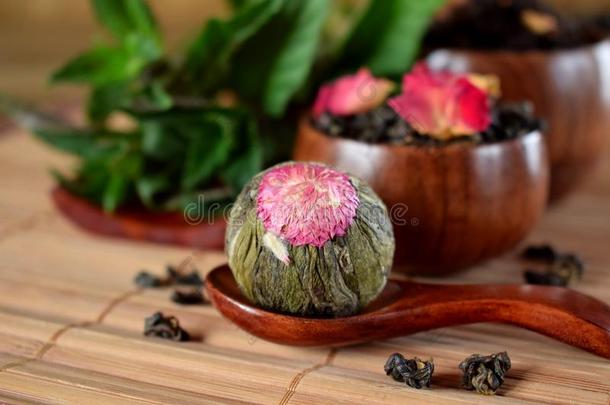 花茶水球和叶子茶水和玫瑰花瓣
