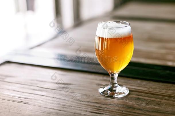 啤酒酿酒厂.玻璃关于寒冷的小麦啤酒
