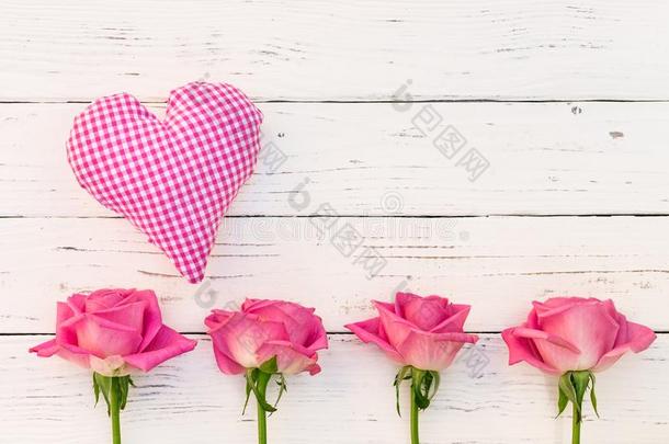 爱心和粉红色的玫瑰花向酿酒的白色的背景