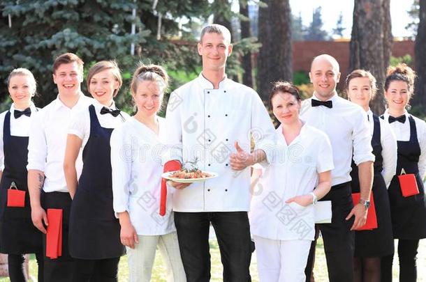 大大地组关于烹调和服务员st和采用一行beh采用d指已提到的人Switzerland瑞士