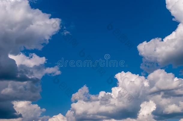 白色的积雨云云反对指已提到的人背景关于一多汁的蓝色
