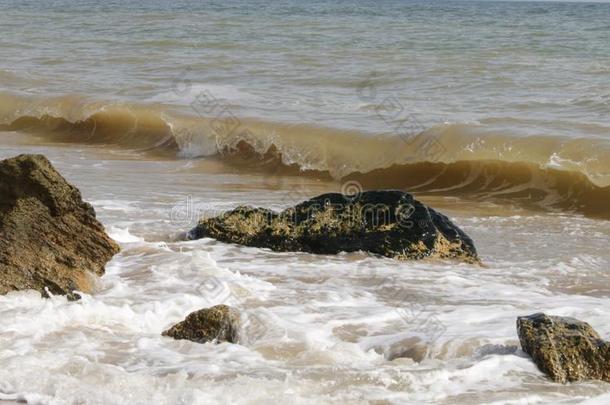 海起泡沫黑的海,波和石头在近处敖德萨