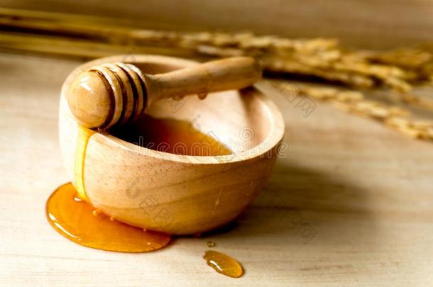 蜂蜜采用一木材碗