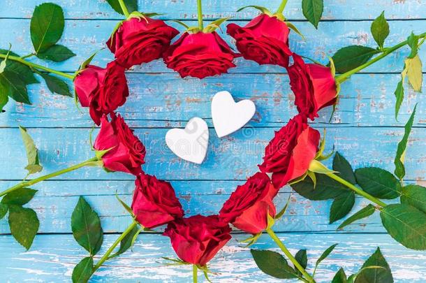 两个爱心框架坝关于红色的玫瑰花在心形状为wickets三柱门