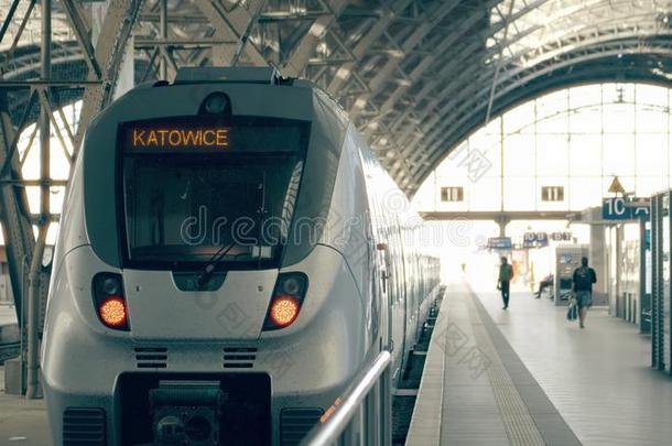 现代的火车向Ka向wice.旅行的向波兰观念的图解