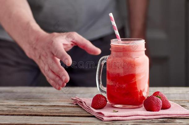 人手,迷人的指已提到的人罐子和酸奶和草莓善于讨好女人的男子