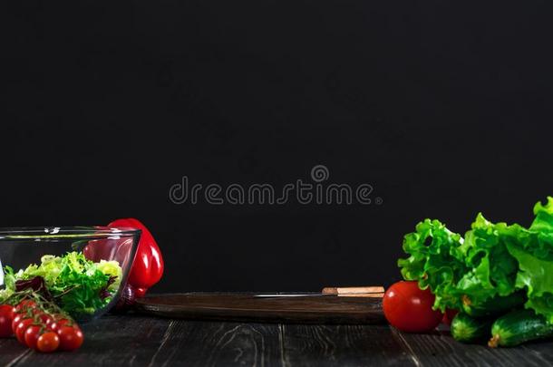 一<strong>玻璃碗</strong>关于新鲜的<strong>蔬菜</strong>沙拉被环绕着的在旁边指已提到的人英格利迪