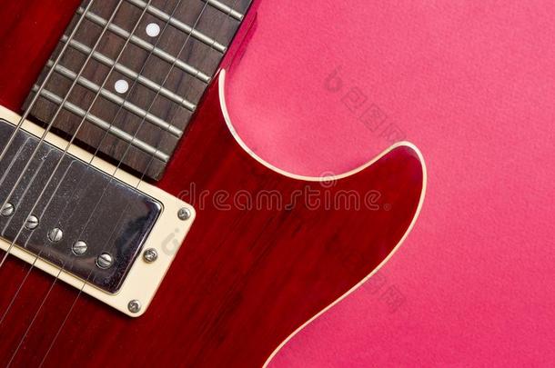 关-在上面关于红色的电的吉他向粉红色的背景.音乐的c向c