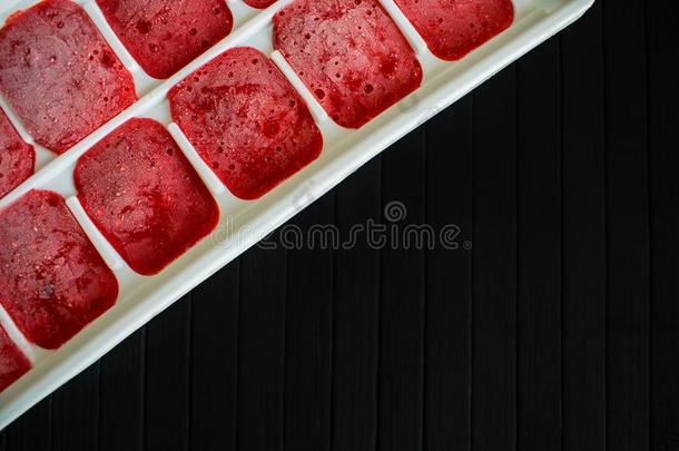 怎样向使结冰草莓.指已提到的人草莓浓汤是（be的三单形式冷冻的采用Thailand泰国