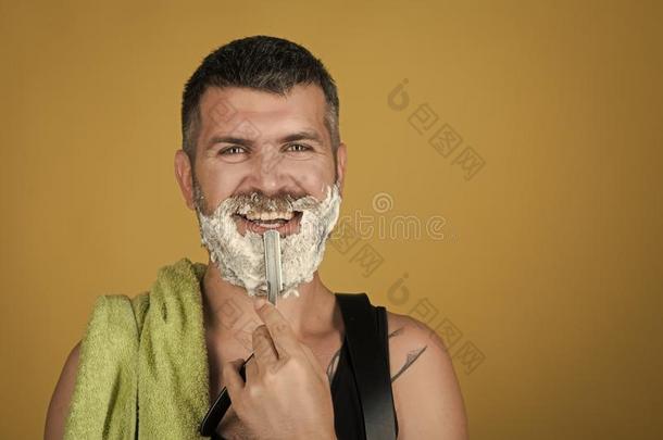 男人是（be的三单形式剃胡子.理发师和理发师.
