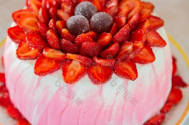 明亮的美丽的口-洒水<strong>草莓蛋糕</strong>和乳霜.