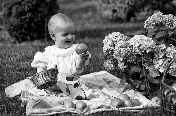 幸福的小孩所有乐趣.婴儿女孩向野餐郊游