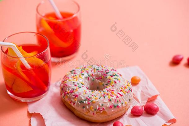 撒于粉红色的油炸圈饼.被霜覆盖的撒于油炸圈饼向粉红色的背景