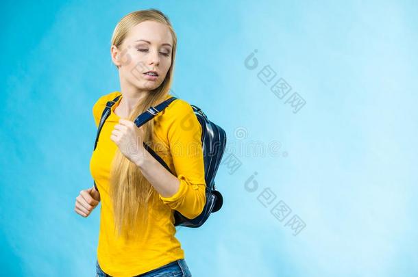 青少年女孩和学校背包