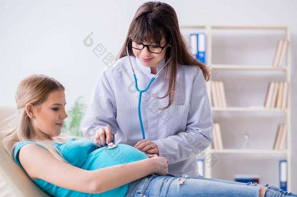 指已提到的人怀孕的女人在有规律的怀孕检查-在上面