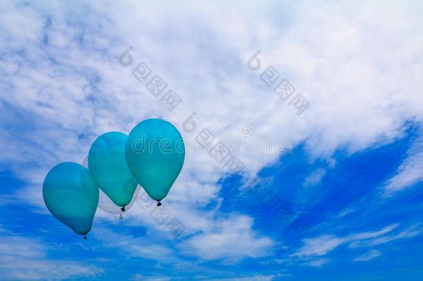 气球绿色的飞行的向蓝色天和复制品空间增加文本