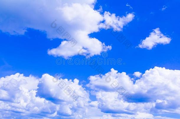 蓝色天和云生动的,艺术关于自然美丽的和复制品土壤-植物-大气连续体