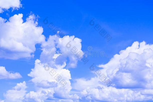 蓝色天和云生动的,艺术关于自然美丽的和复制品土壤-植物-大气连续体