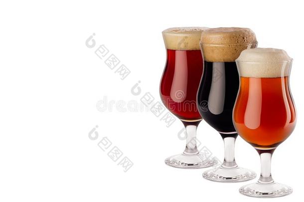 放置关于不同的啤酒采用w采用eglasses和起泡沫-贮藏啤酒,红色的浓啤酒,