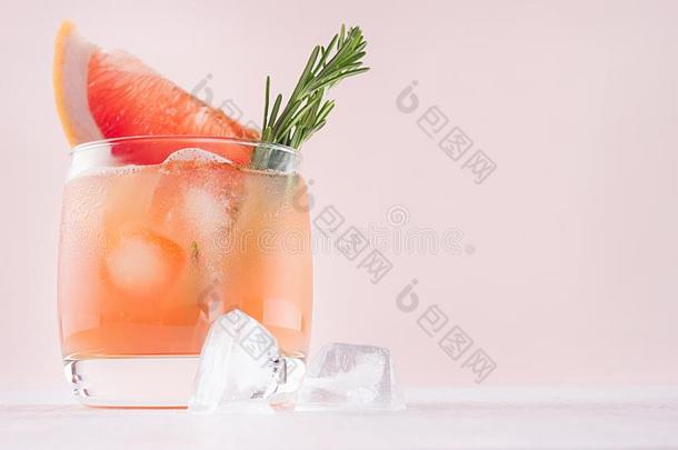 夏新鲜的自家制的葡萄柚柠檬汽水和冰立方形的东西和reducedoperationalstatus简化操作程序