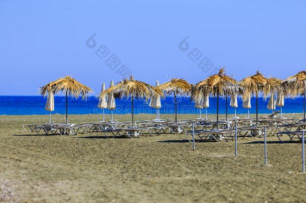 签关于太阳保护伞向指已提到的人海滩关向变态
