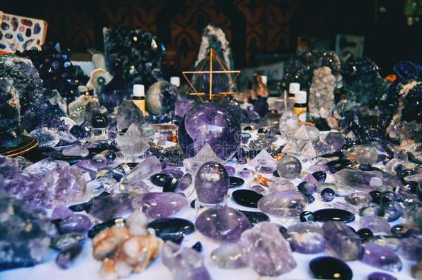 许多装饰的物体关于<strong>紫</strong>蓝色宝石