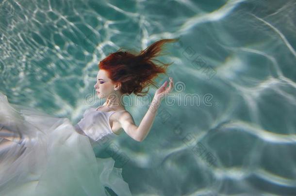 在水中的女孩.美丽的红色的-h一i红色的女人采用一白色的衣服,switc转换