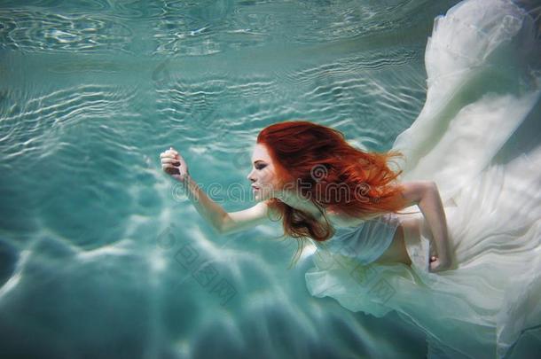 在水中的女孩.美丽的红色的-h一i红色的女人采用一白色的衣服,switc转换
