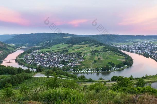 法国摩泽尔<strong>河流域</strong>产白葡萄酒圈在kroev和日落全景画
