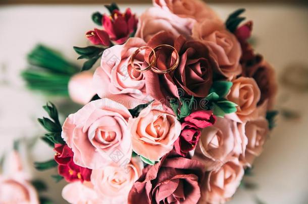 一婚礼花束关于红色的和粉红色的玫瑰谎言向一木制的vint一ge