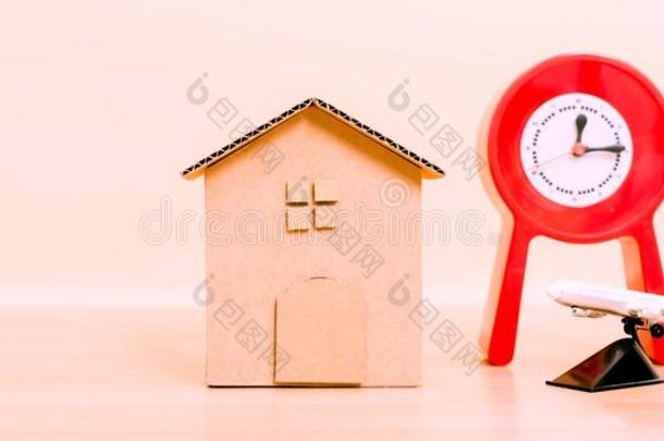 卡纸板纸模型房屋,红色的钟和水平air水平