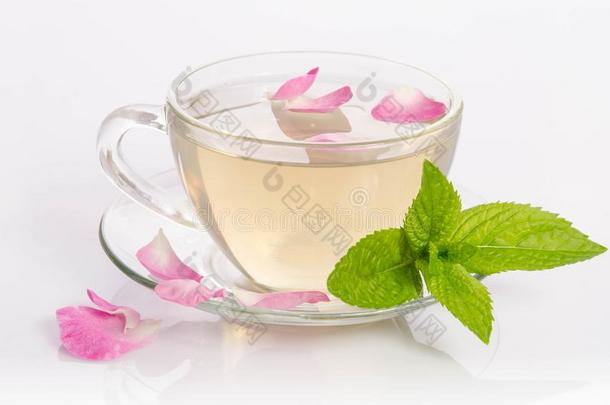 玻璃杯子关于茶水和薄荷树叶和玫瑰花瓣