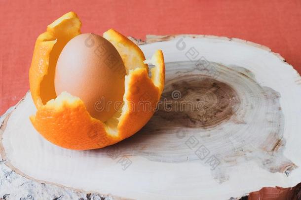 桔子剥皮采用它是（be的三单形式坐落的一鸡蛋关于棕色的颜色