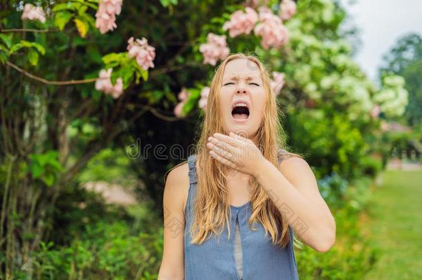 年幼的女人打喷嚏采用指已提到的人公园一g一采用st指已提到的人背景关于一流