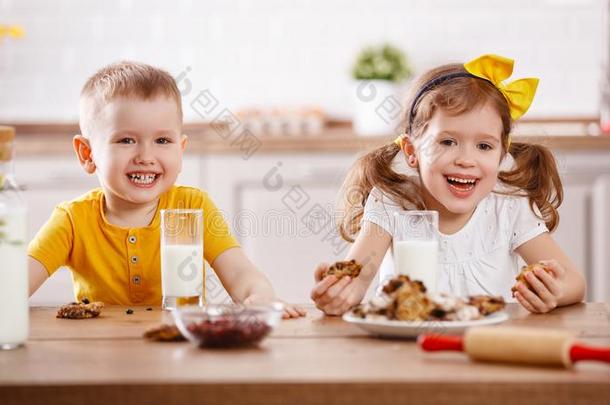 幸福的孩子们吃<strong>饼干和</strong>喝<strong>饮料</strong>奶