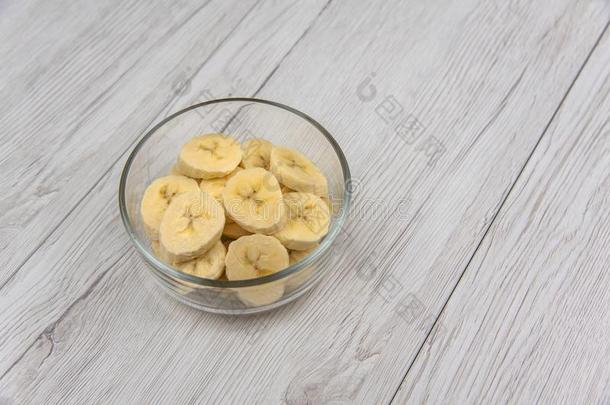 生的黄色的香蕉成果部分采用一碗向白色的木材t一ble
