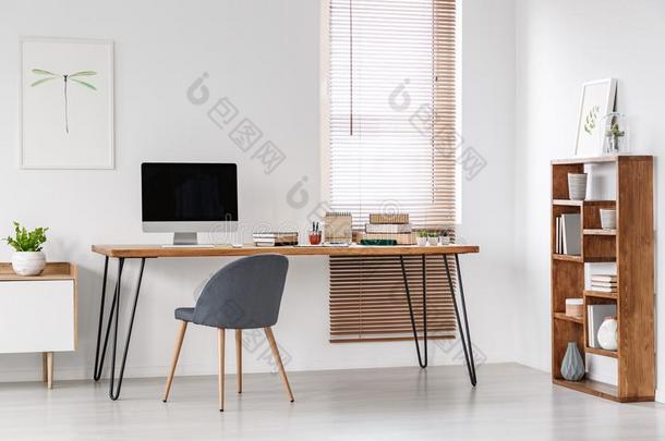 灰色的椅子在书桌和计算机显示屏采用m采用imal工作区采用