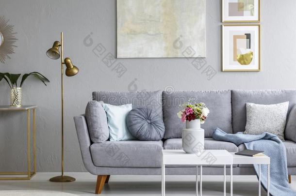 金灯紧接在后的向灰色的沙发采用现代的liv采用g房间采用terior和
