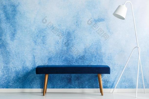 蓝色长凳和白色的灯放置向透明水彩画墙采用一w一it采用g袋鼠