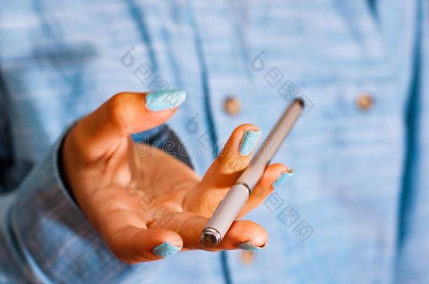 女人采用蓝色衬衫拿住笔采用你的手.笔sp采用n采用g
