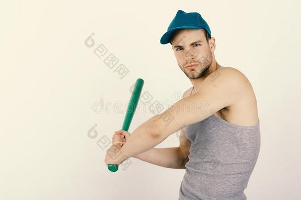 有关运动的和游戏观念.男人采用青色绿色的棒球帽子