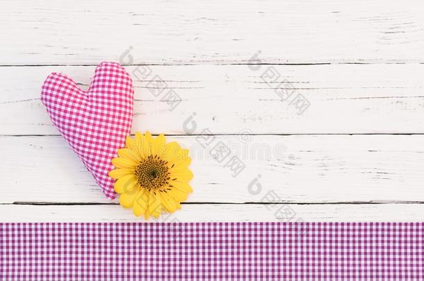 粉红色的爱心和花背景为浪漫的招呼卡片