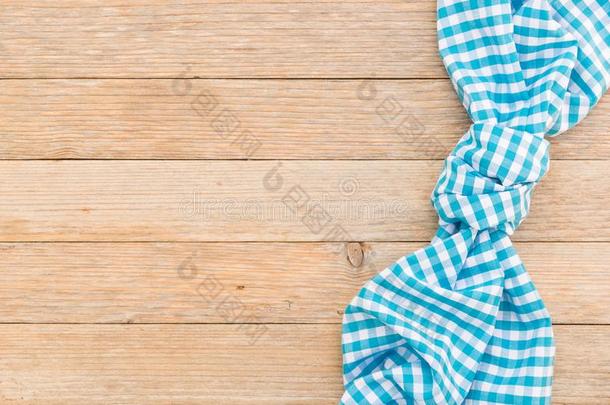 方格图案的蓝色餐巾向木材表背景,顶看法,复制品休闲健身中心