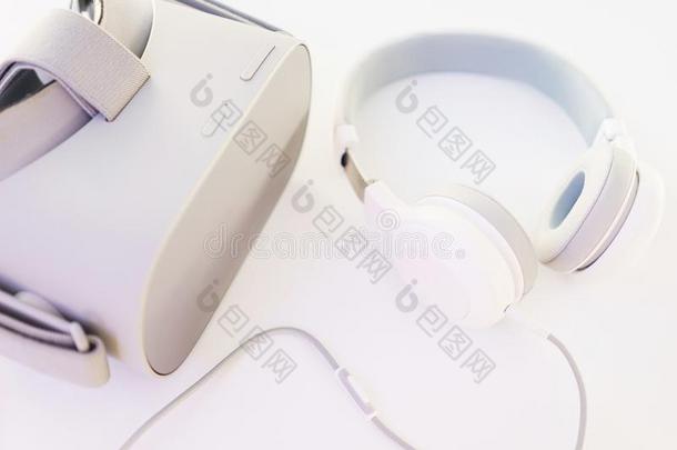 时髦的耳机和Virtu一lRe一lity虚拟现实戴在头上的耳机或听筒向一白色的t一ble顶看法.