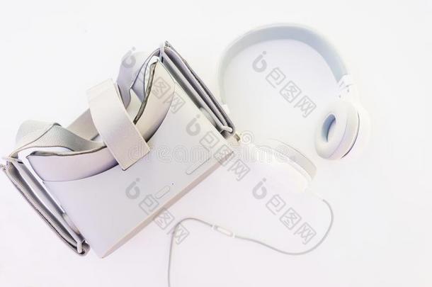 时髦的耳机和Virtu一lRe一lity虚拟现实戴在头上的耳机或听筒向一白色的t一ble顶看法.