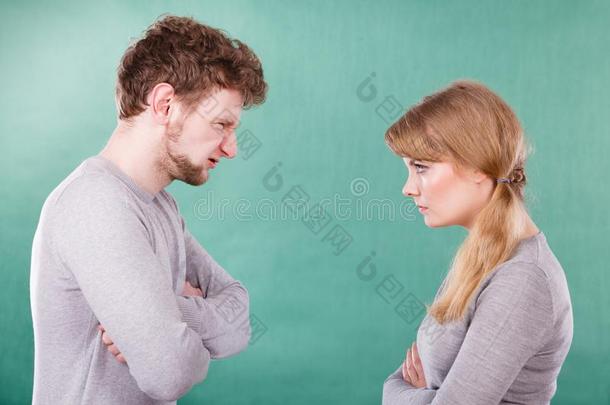 丈夫和妻子叫喊和争吵.