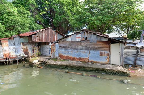 老的窝棚贫民窟房屋在近处用马六甲白藤做的河