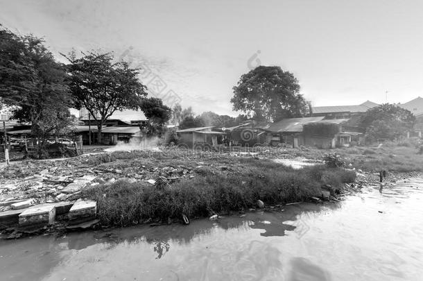 酿酒的老的窝棚贫民窟房屋在近处用马六甲白藤做的河