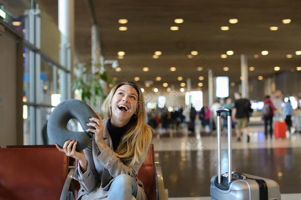 微笑的女人一次和<strong>颈枕</strong>头和行李采用机场warmair热空气